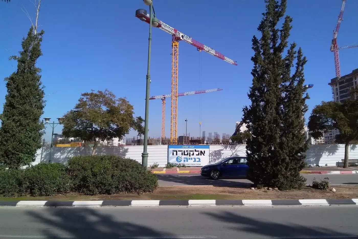 עגורנים מעל אתר בנייה בישראל